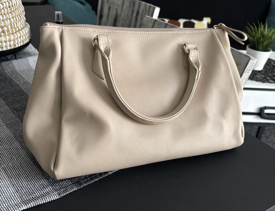 Чисто нова оригинална чанта Guess