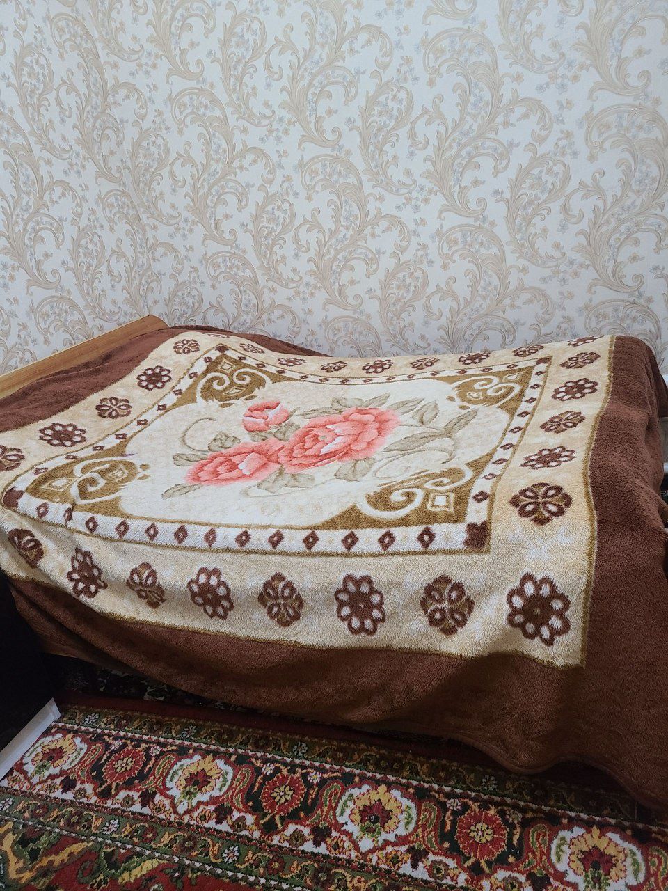 Kir yuvish mashinasi, 2 kishilik yotoq mebeli va shfaner sotiladi.