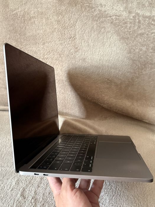 Macbook Pro 13”, 206 cicluri, stare excelentă
