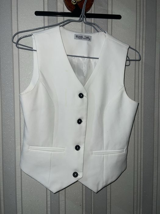 Продам новый белый жилет и брюки клёш