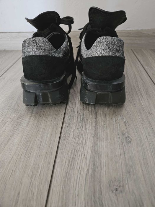 Продавам стилни черни маратонки