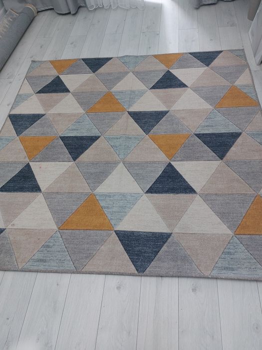 Продаю ковры б/у 2×3, 2×2 -2шт, 0.9×1.5- 2шт.