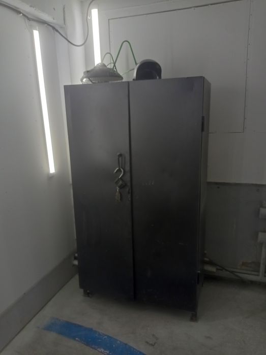 Продаю большой железный шкаф