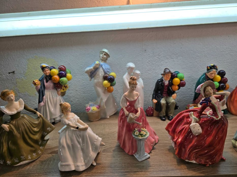 Над  30 броя  - порцеланови кукли Royal Doulton !!!