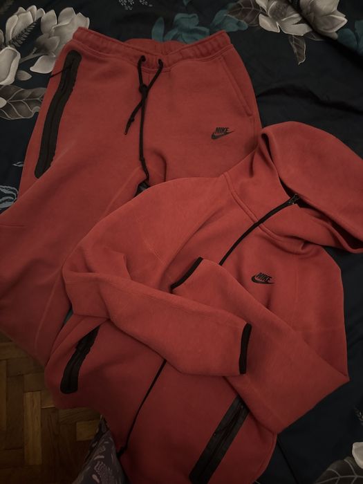 Nike tech fleece червен