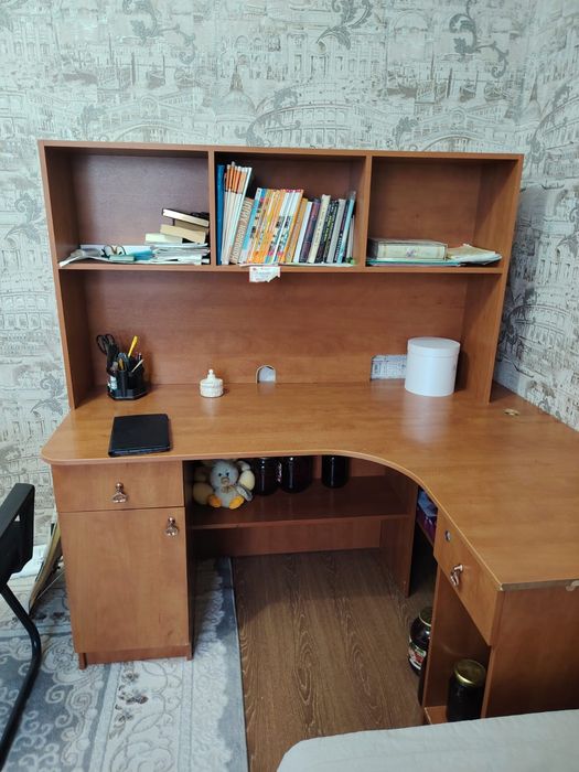 Продаются шкаф и стол для офиса или кабинета