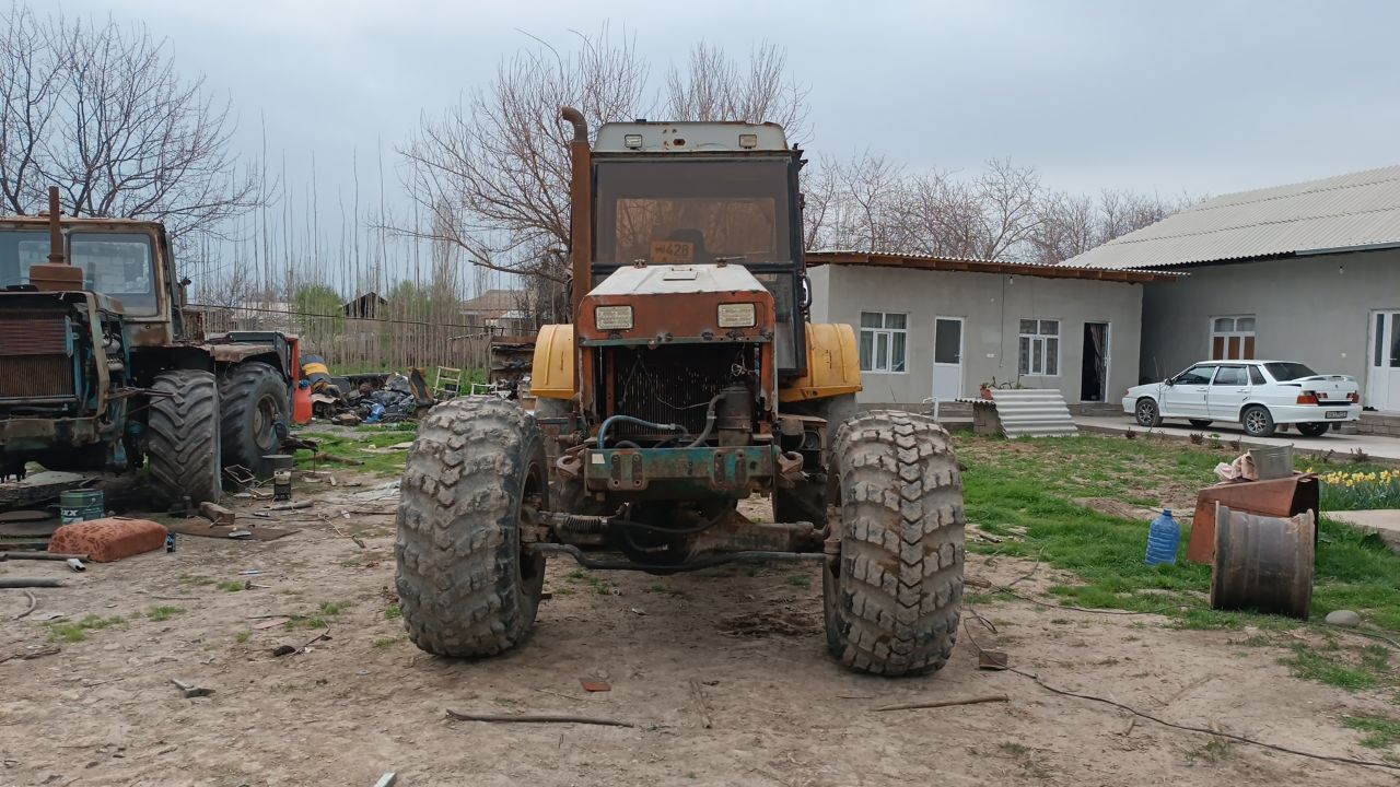 Qoʻlda yigʻilgan traktr bezon sotiladi oldi tortadi
