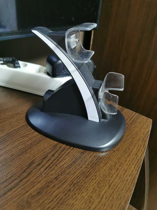 PS5 нов+Подарък аксесоар за джойстици
