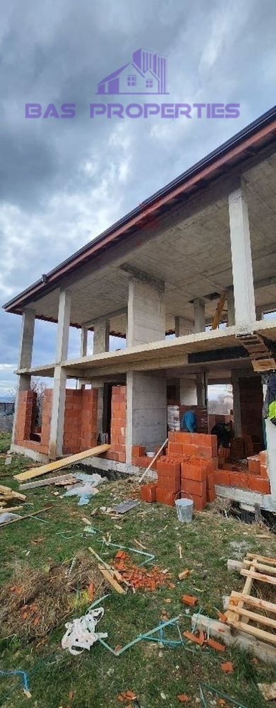 Двуетажна Къща в град Костинброд, обл. София - В затворен комплекс
