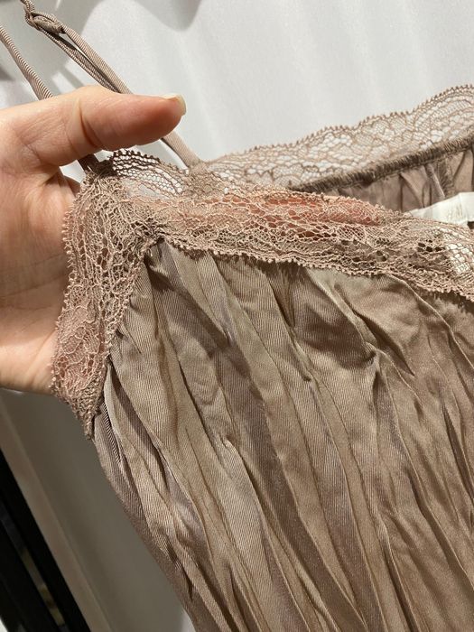 Рокля тип комбинезон H&M от намачкан сатен в пепел от рози