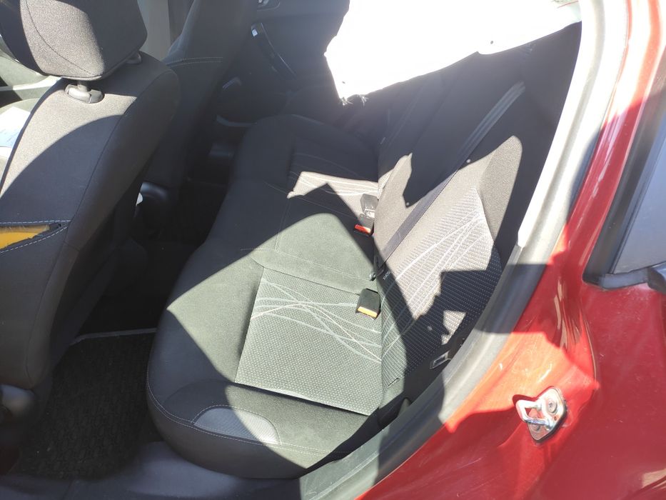 Продавам на части Пежо 208 1.2 бензин