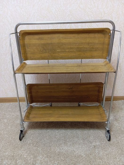 Столик складной на колесах