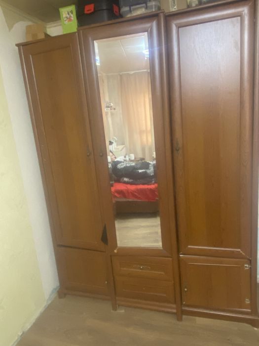 Шкаф 215 см х 160 см. Состоянее среднее на 3 из 5