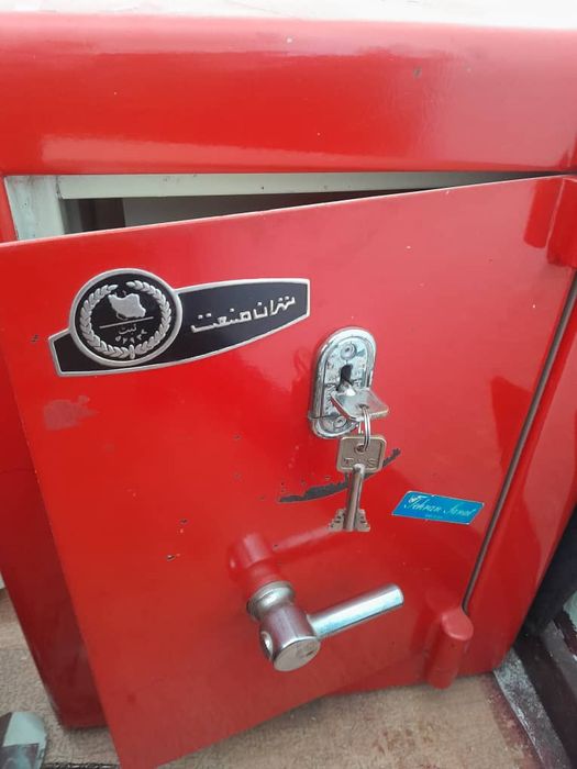 Продаётся сейф б.у.