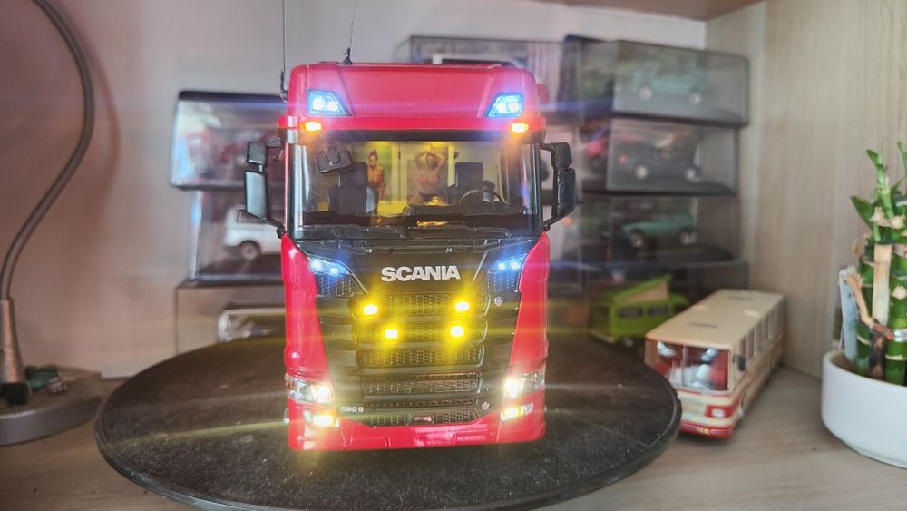 Macheta cap tractor tir Scania S770 1/24 cu lumini funcționale