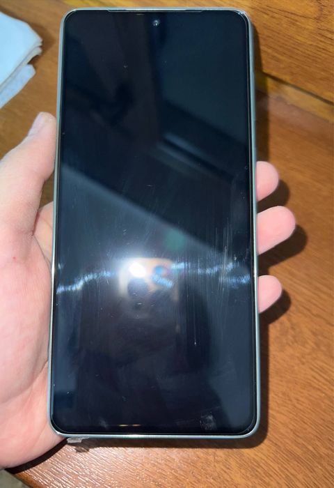 Srochna telefon sotiladi