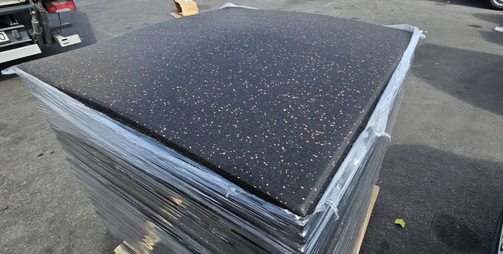 Гумена/Каучукова фитнес настилка 100x100x2 см-черна с червени пръски