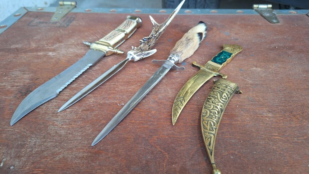 Продавам сет от 4 стари ножа