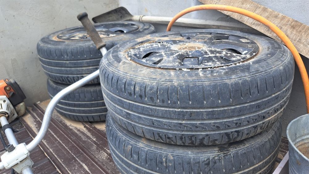 Se vinde 4 cauciucuri de vara +jante de tabla pentru logan