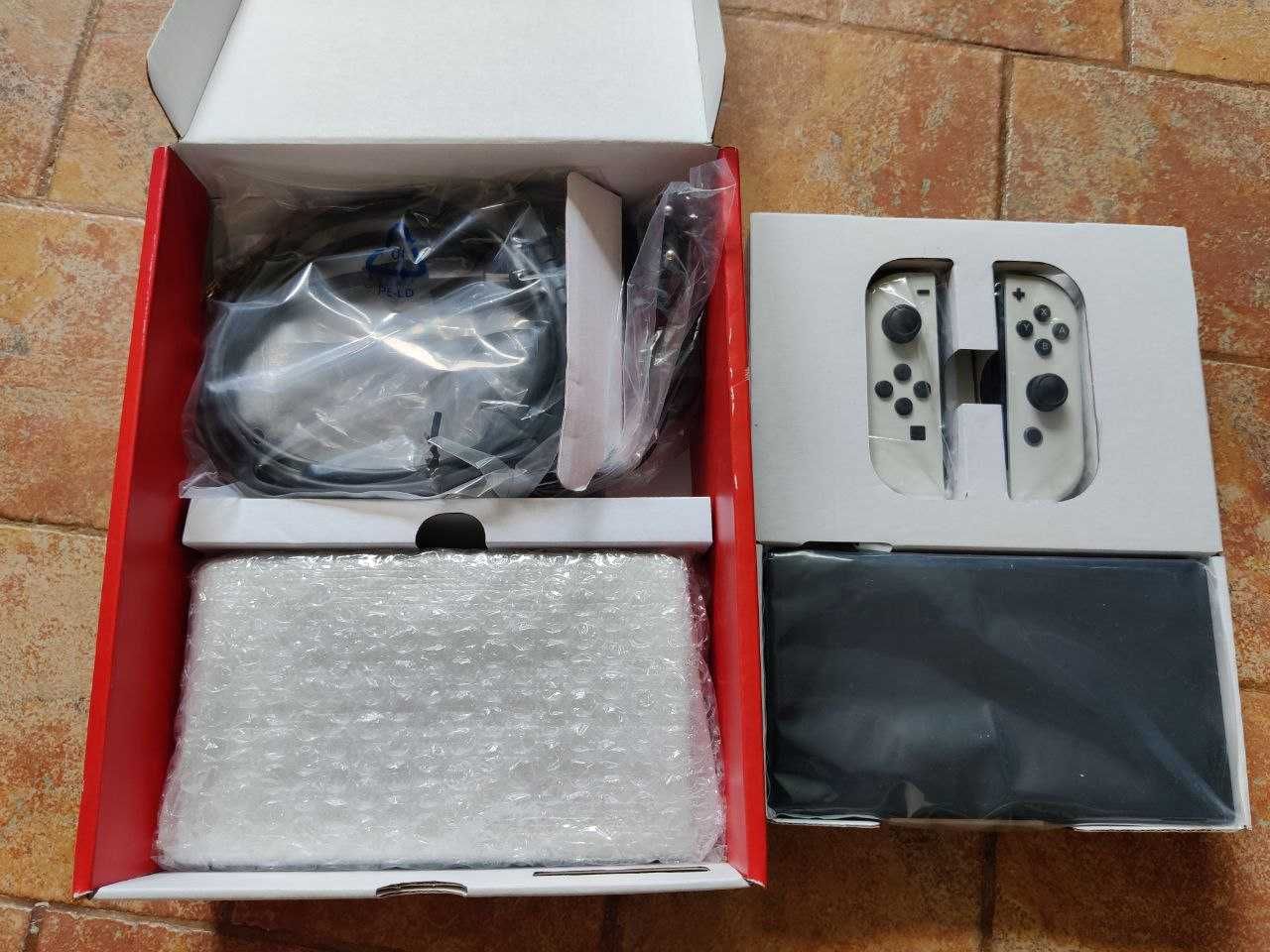 Nintendo Switch OLED - конзола, твърда опаковка и PRO джойстик