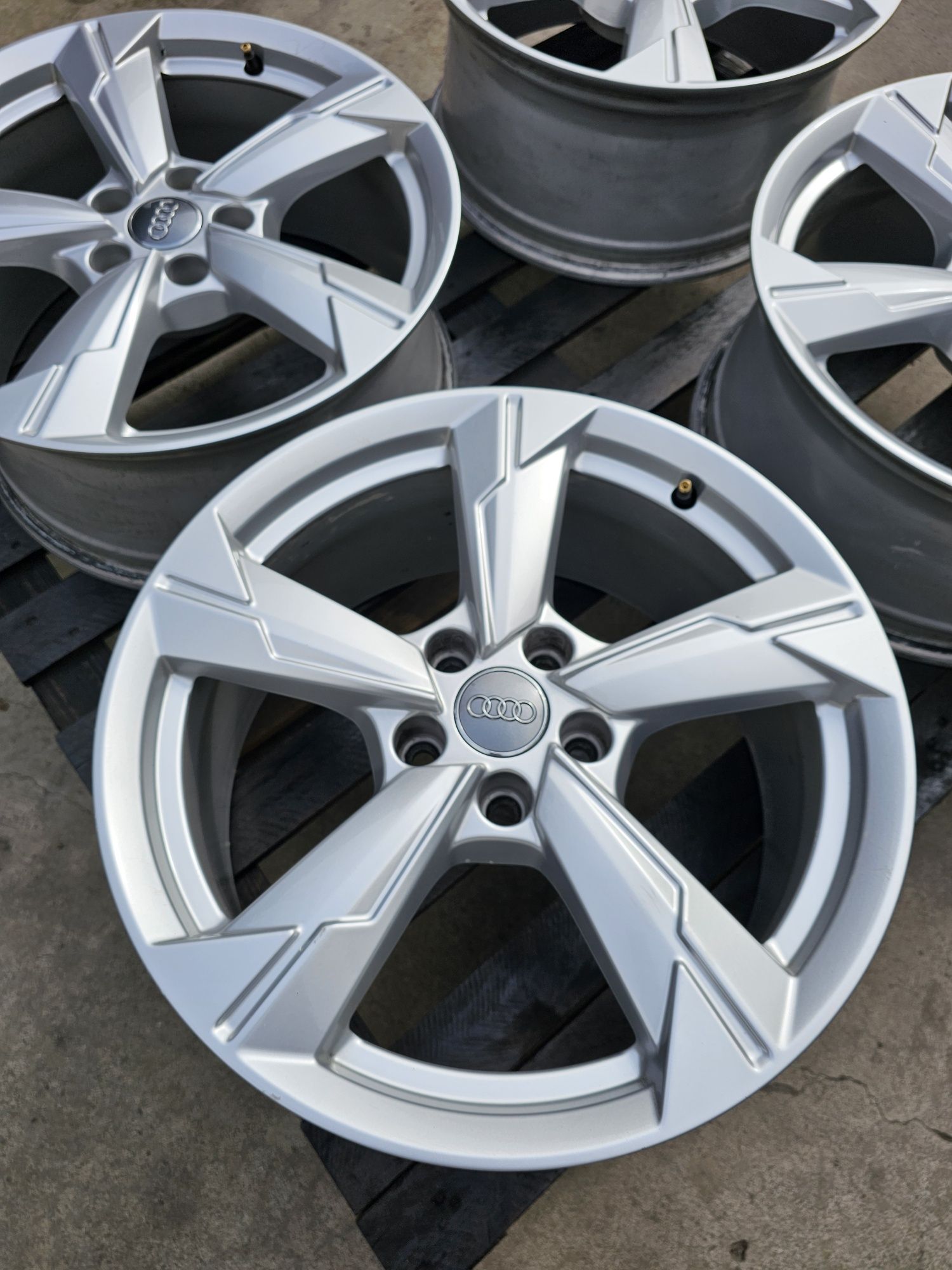 Set jante Audi originale R18 , 5x112 (modelul NOU) stare perfecta