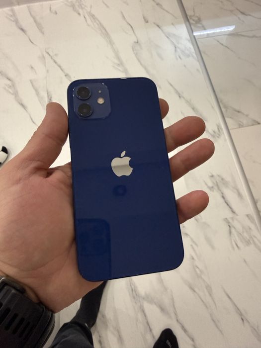 Продавам iphone 12 син цят