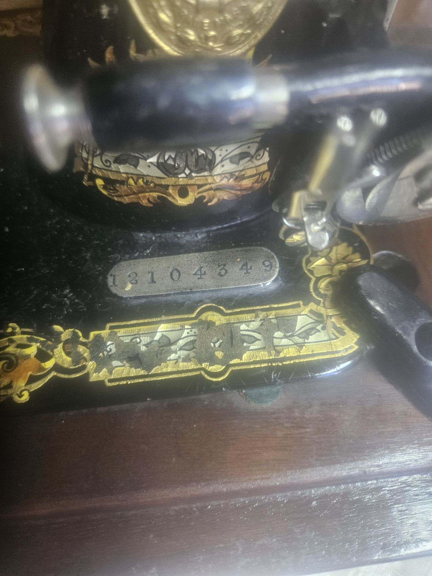 2 mașini de cusut manuale Singer si Flora