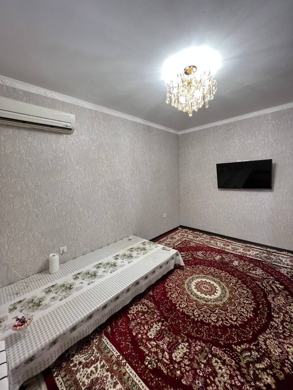 Хива йулида Квартира ижарага берилади.