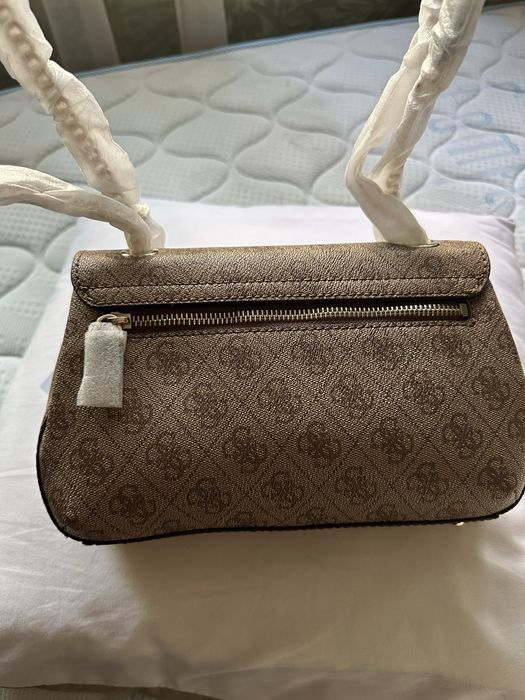 Чанта  Guess чисто нова с етокет