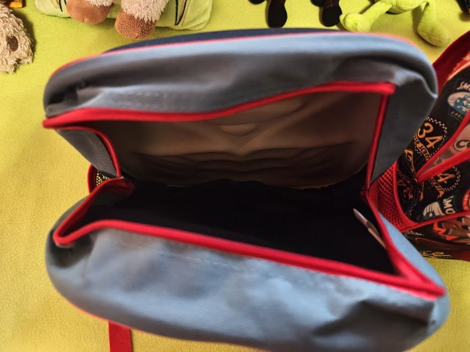 Две нови детски раници с релефни изображения отпред