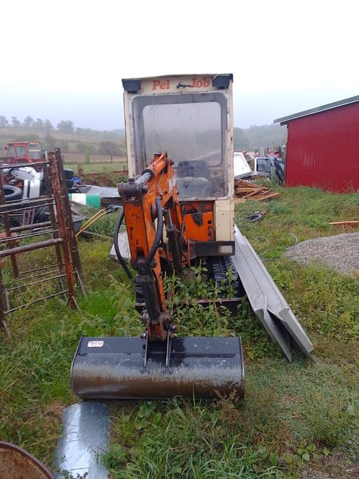 Vind 2 tractore și scavator