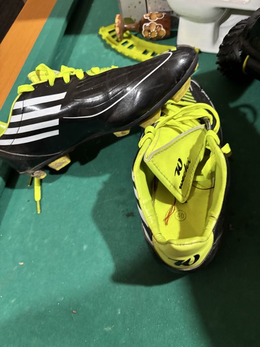 Vand papuci de fotball cu crampoane