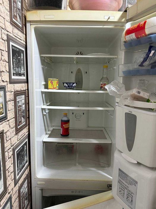 Холодильник LG (No Frost, двухкамерный, нижняя морозильная камера).