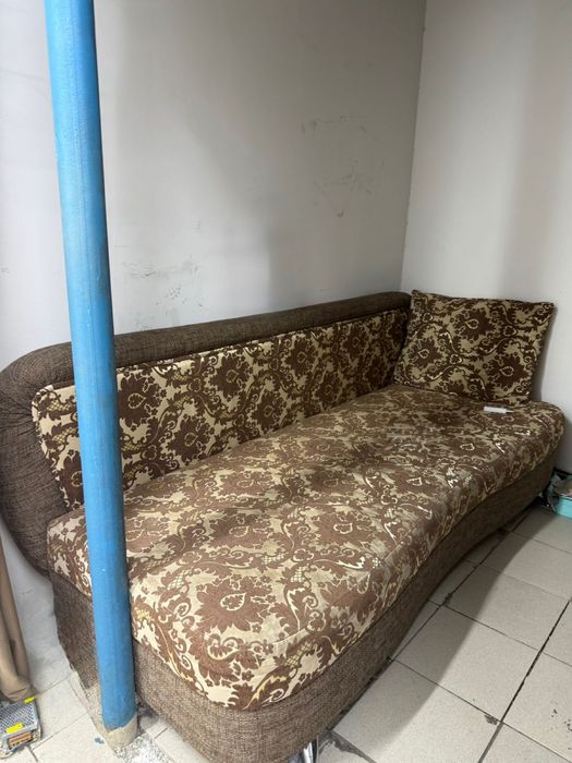 Диван с подушками