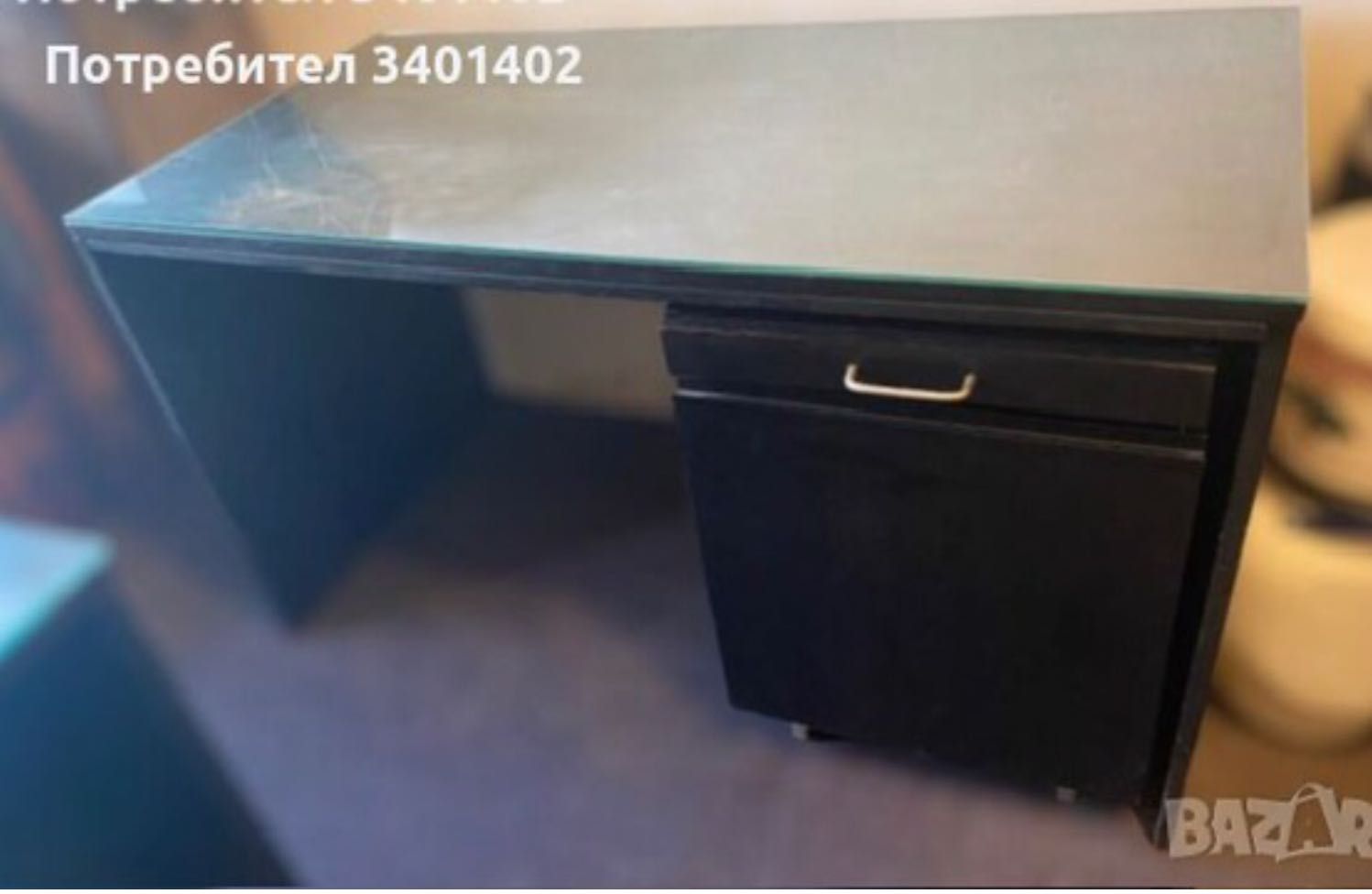 Бюрo от дървесина със стъкло и контейнер