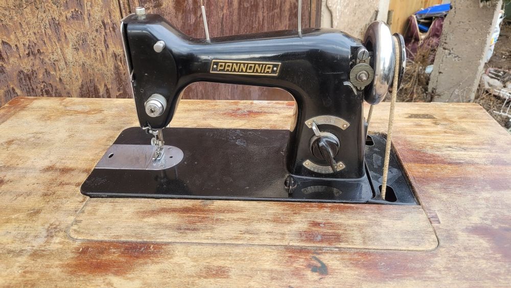 Ножная швейная машинка Венгрия