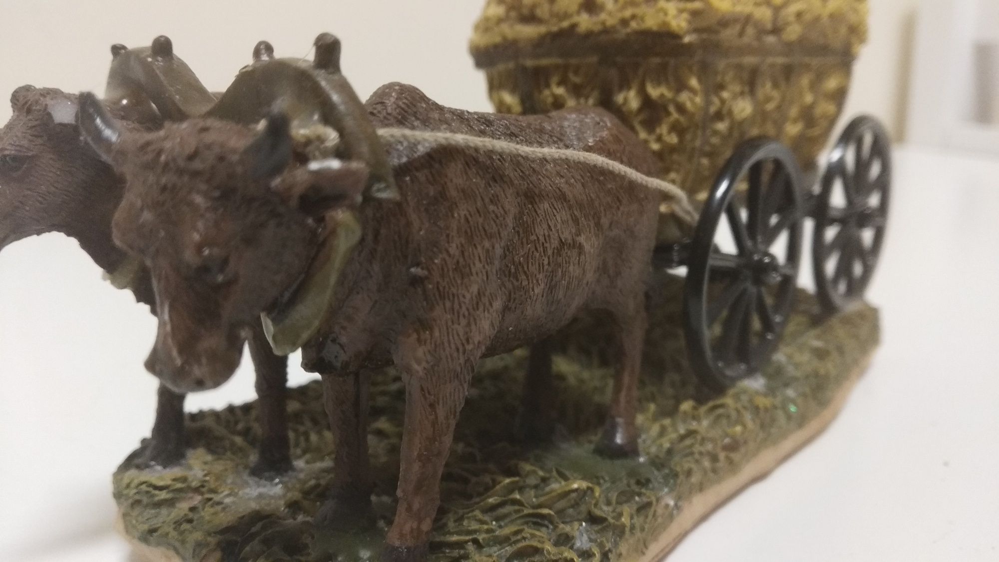 Статуетка стара каруца с волски впряг