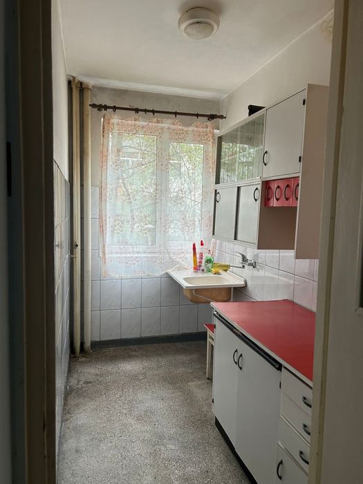 Vând apartament semidecomandat
