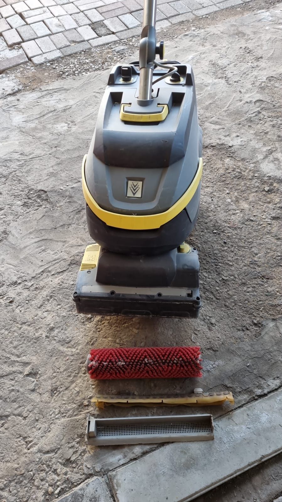 Продам поломоечную машинку Karcher