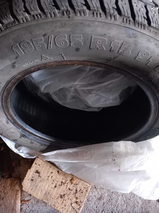 Vînd 2 cauciucuri iarna .