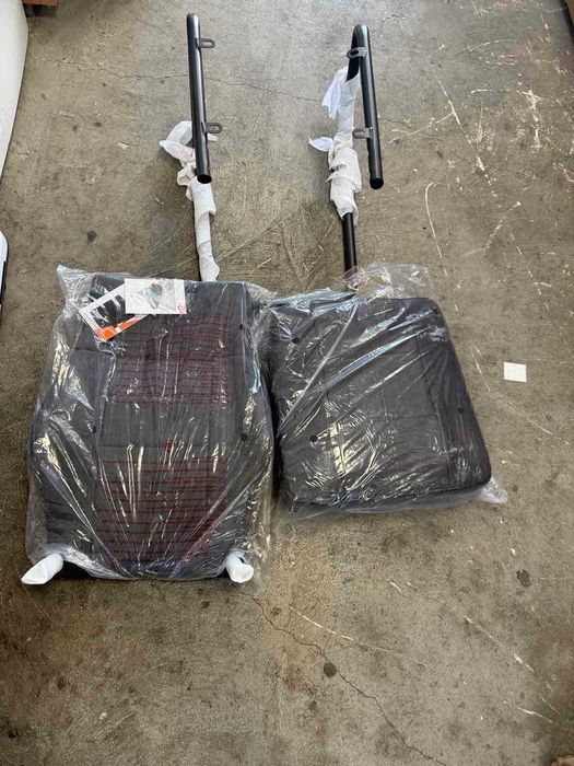 Два броя столове без крепежите