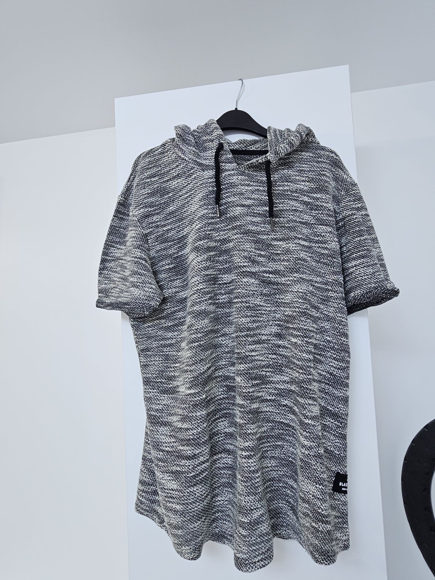 Tricou cu gluga !