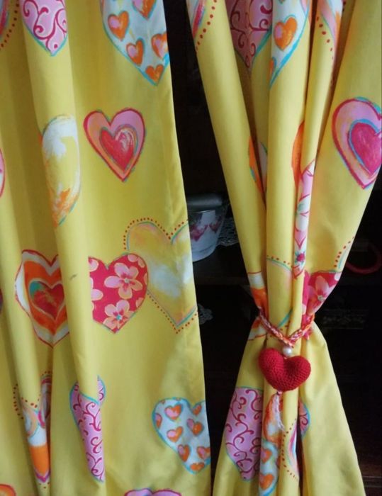 Vand carut copil carucior mic si draperii galbene camera copii
