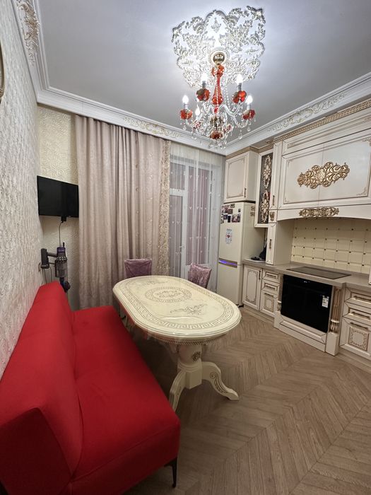 Продам стол и диван на кухню