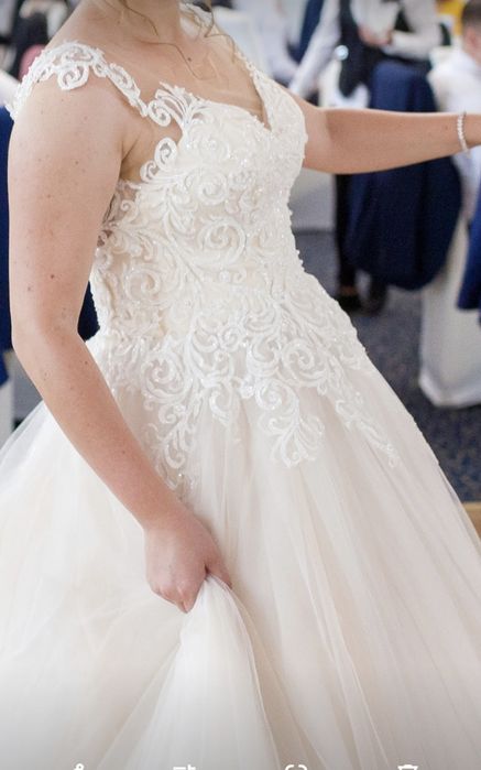 Vand Rochita de mireasa tip printesa