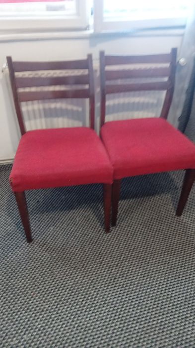 Vand SCAUNE vechi, din lemn curbat si scaune tapitate