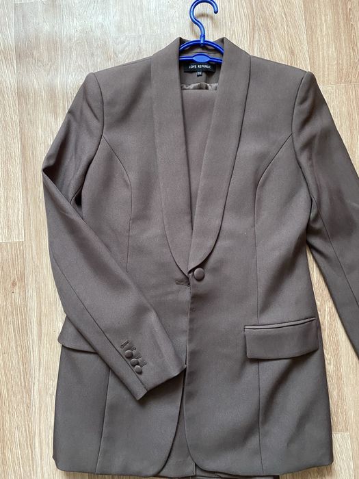 Продам женский брючный костюм