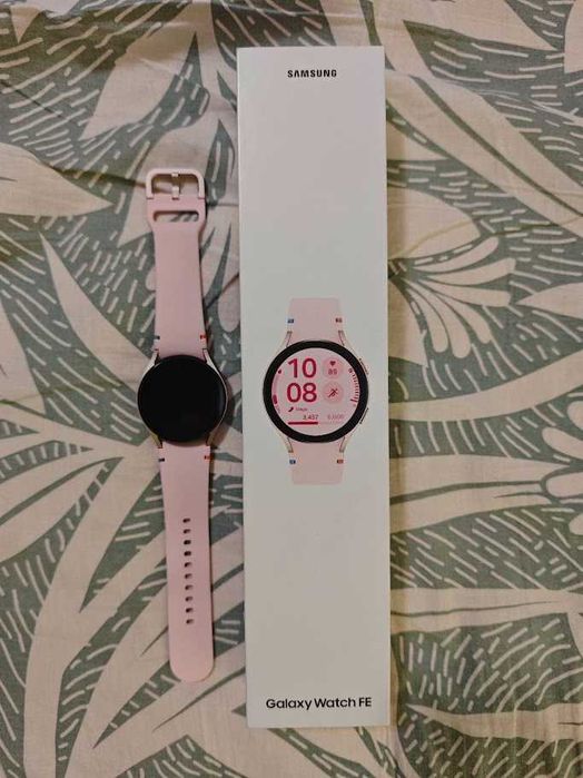 Продавам смарт часовник Samsung Galaxy Watch FE розов