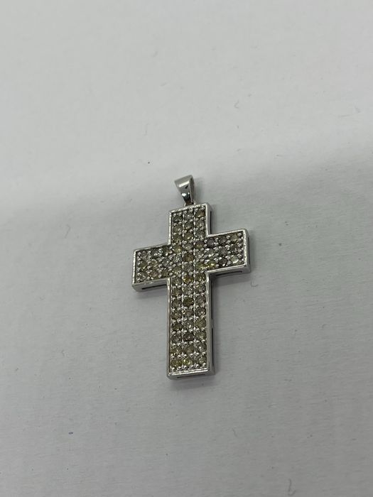 Cruce din aur alb 14 k cu diamante colorate natural 0,91 ct