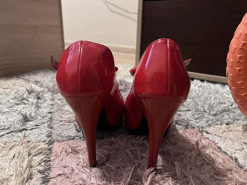 Червени дамски токчета